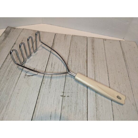 Vintage EKCO Potato Vegetable Masher Almond Handle Kitchen Utensil 9 1/2" - Picture 1 of 6